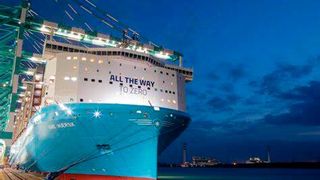 Das ist die Ane Maersk, ein großes Containerschiff, das sich künftig mit grünem Methanol statt mit Diesel oder Schweröl durch die Ozeane bewegt. Heute Morgen ist der klimafreundliche Gigant in den Hamburger Hafen eingelaufen, wie die dpa meldet. 17 weiter Schiffe dieser Art sind geplant. (Bild: Maersk)