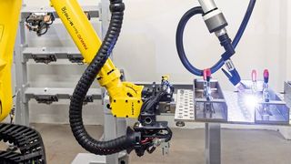 Roboterschweißzelle: WIG-Schweißen von sogenannten Hauptträgern, Handling-Roboter positioniert die Palette mit Bauteilen (Bild: Fronius)