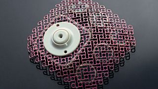 Das Sono-Could-9-Implantat wird derzeit in einer klinischen Zulassungsstudie am Menschen getestet. Die ursprünglich vorgesehene Anwendung könnte auf andere Hirnerkrankungen ausgeweitet werden.  (Bild:Carthera)