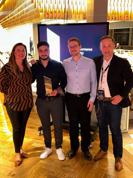 Aline Gauthier (Samsung) überreicht in der Kategorie B2C 