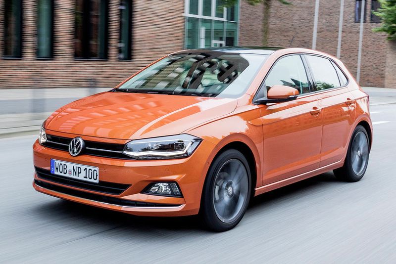Breiter Grill unter einer flachen Nase, ansteigende Gürtellinie mit betonten Schultern und eine abfallende Dachlinie, die in einem kleinen Heckspoiler endet - das sind die Stilmerkmale.  (VW)