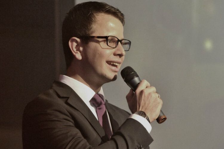 Alles fest im Griff: Mark Karpinski, Geschäftsführer Auto-Schmitt. (Foto: Zietz)