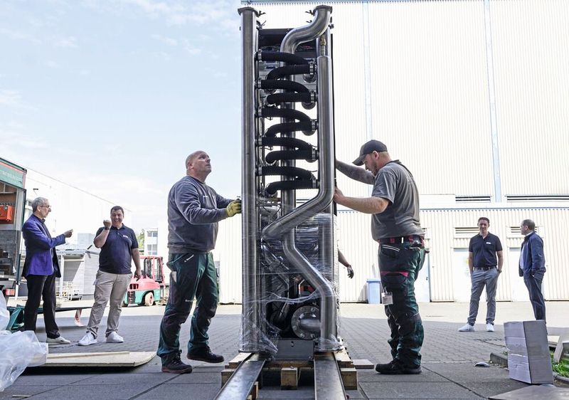 Direct Liquid Cooling: Bei KI-Rechenzentren muss eine Flüssigkeit wie Wasser direkt zu den Chips. Sonst lassen sich KI-Anwendungen in keinem Rechenzentrum in großem Stil betreiben.(Bild:  Rittal)