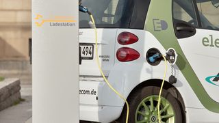 Je nach Hersteller werden die Fahrzeuge mit unterschiedlichen Anschlussvarianten ausgeliefert. Daher ist unter Umständen eine Anpassung mit Adapterkabeln notwendig. (Bild: Kellner Telecom)