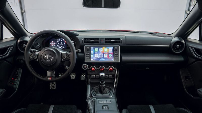 Die Sportsitze sind überraschend bequem, die Bedienung geht leicht von der Hand, weil sich die meisten Funktionen über Schalter oder Drehknöpfe direkt regulieren lassen. (Bild: Toyota)