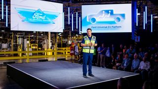 Ford-Chef Jim Farley kündigt neue E-Modelle an. (Bild: Ford)