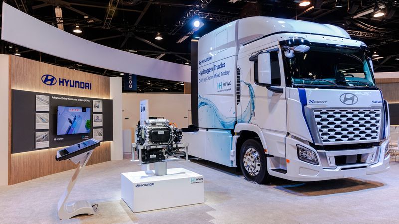 Hyundai hat auf der Messe Advanced Clean Transportation in Kalifornien den neuen Wasserstoff-Lkw Xcient vorgestellt.(Bild:  Hyundai)