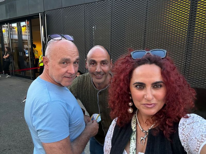 Besa (IT-BUSINESS), Markus Plückbaum (S&K) und Bel Zidane (Samsung) wollen sich noch schnell gebratene Mandeln holen. (Bild: Vogel IT-Medien GmbH)