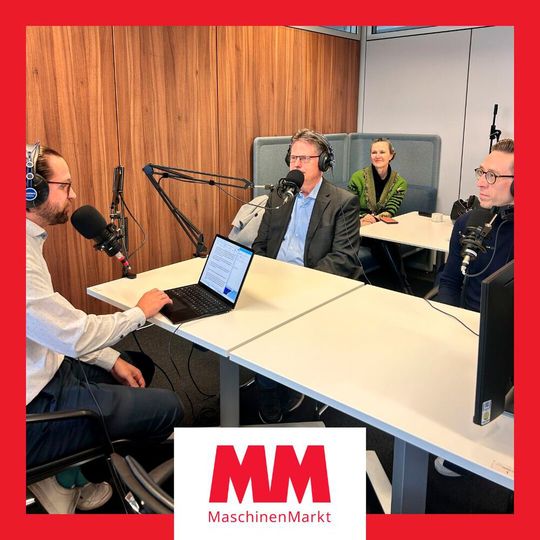 Stefan Deusser und Sascha Volle von Siemens Digital Industries Software im Gespräch mit MM-Chefredakteur Benedikt Hofmann.(Bild:  VCG)