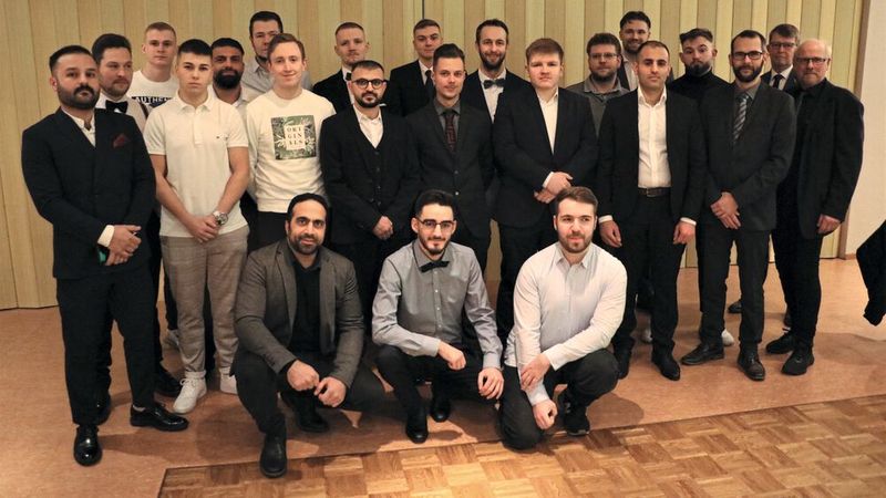 Die Kfz-Innung Bremerhaven-Wesermünde feierte die Freisprechung von 20 Junggesellen. Als Gastredner konnte die Innung Hans-Joachim Stehr, Vizepräses der Handwerkskammer Bremen, gewinnen. Er rief die jungen Kfz-Mechatroniker auf, immer am Ball zu bleiben. „Das Handwerk bietet zahlreiche Möglichkeiten, sich weiterzuentwickeln – vom Meisterlehrgang bis hin zur Selbstständigkeit stehen viele Wege offen“, sagte er. Obermeister Karl-Wilhelm Schnars freute sich, dass die Freisprechungen endlich wieder würdevoll begangen werden können: „Das hat uns die letzten Jahre durch Corona gefehlt.“ Den nun freigesprochenen Fachkräften stehe die Zukunft offen: „Sie werden in den Betrieben dringend gebraucht“, so Schnars.  (Bild: Kfz-Innung Bremerhaven-Wesermünde)