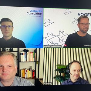 In der Live-Session künstliche Intelligenz ging es um Anwendungsbeispiele, Selbsttäuschung und Changemanagement. Julian Ziebarth, Geschäftsführer Ziebarth Consulting (l.o.), Fabian Biebl , Agile Coach Colenet (l.u.), und Dr. Jörg Storm, CEO Dr. Storm Advisory (r.u.), sprachen mit Benedikt Hofmann, Chefredakteur MM-Gruppe, über die Trends der Industrial AI Ära.(Bild:  Vogel Communications Group GmbH & Co. KG)