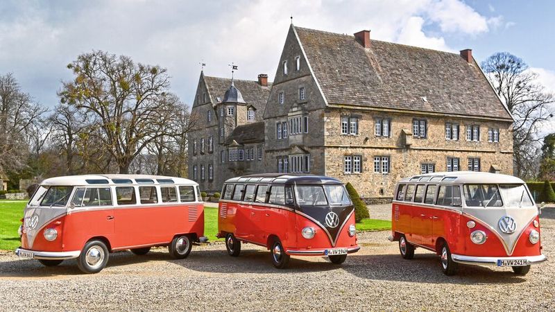Vor 70 Jahren stellte VW das Sondermodell des Bulli vor: Damals wie heute gilt der „Samba“ als Highlight der ersten Generation des VW-Busses. (Bild: VWN)