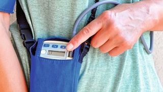 Komponenten wie der kleine und rauscharme, monolithische Abwärts-Gleichspannungswandler LTC3309A von Analog Devices lassen sich in portablen und drahtlosen Medizingeräten verbauen.  (©miccolino - stock.adobe.com)