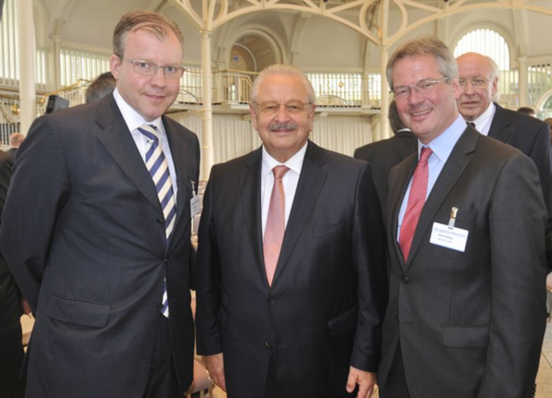 Wissen, was läuft: (v. li.) Florian Fischer (Geschäftsführer Vogel Business Media), ZDK-Präsident Jürgen Karpinski und Stefan Rühling (Vorsitzender der Geschäftsführung Vogel Business Media). (Foto: Zietz)