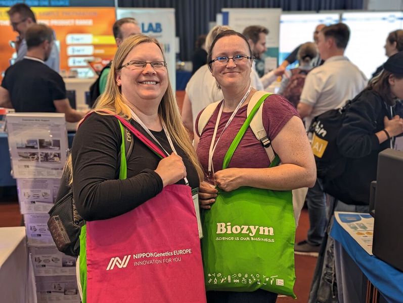 Besucherstimmen der LAB-SUPPLY Berlin 2026  Gina Klose (.l), Sabine Schäfer , IGV GmbH:  Klose: „Das Beste hier ist der Austausch mit den Ausstellern und zu sehen, was es Neues gibt.“  Schäfer: „Es sind besonders viele Aussteller hier dieses Jahr, vielleicht wegen des 20-jährigen Jubiläums. Vor vier, fünf Jahren waren es noch nicht so viele. Wir haben sogar unseren ersten Vortrag verpasst, weil wir uns in der Ausstellung umgesehen haben und dann war es plötzlich schon zu spät.“    Mehr Infos zu den kommenden LAB-SUPPLY-Messen finden Sie auf www.lab-supply.info (Bild: VCG – Lüttmann)