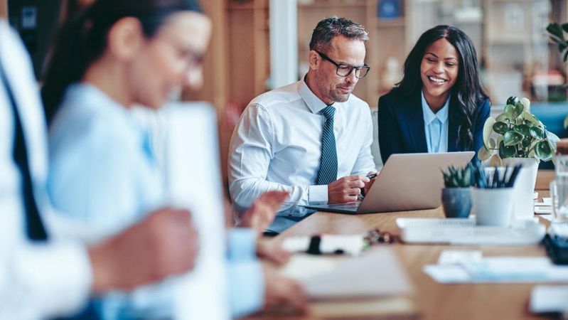 Mit der steigenden strategischen Relevanz von HR treiben Unternehmen die Weiterentwicklung ihrer Organisationsstrukturen voran und etablieren eine zukunftsfähige technologische Basis – bei voller Aufrechterhaltung des laufenden Betriebs. Traditionelle Modelle gehen, eine starke Employee Experience kommt. (Bild:  © Flamingo Images/stock.adobe.com)