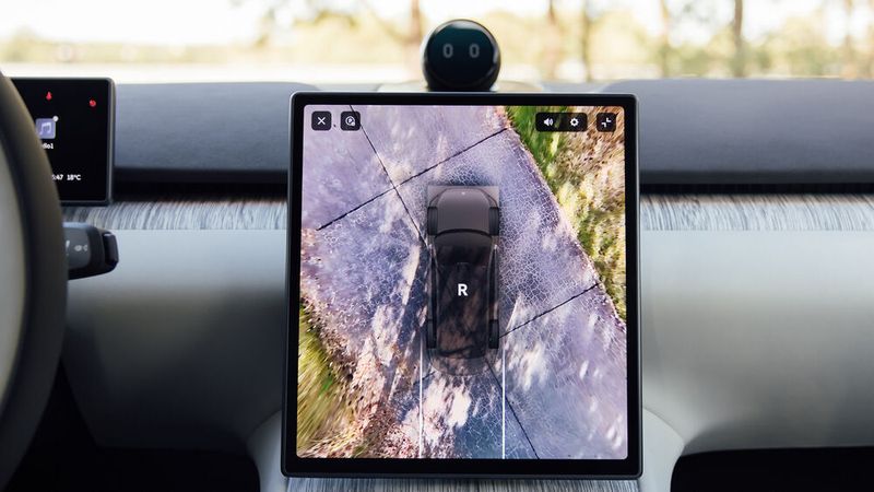 Dank diverser Kameras kann das Rechenhirn eine Vogelperspektivenansicht von Fahrzeug und Umgebung auf das große Display zaubern. (Bild: Nio)