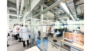 Abb. 1: Gläserne Strukturen verbinden Sicherheit mit Offenheit – sie fördern Kommunikation zwischen Teams und machen komplexe Laborprozesse transparent und nachvollziehbar. (Bild: Carpus+Partner AG, Jörg Stanzick )