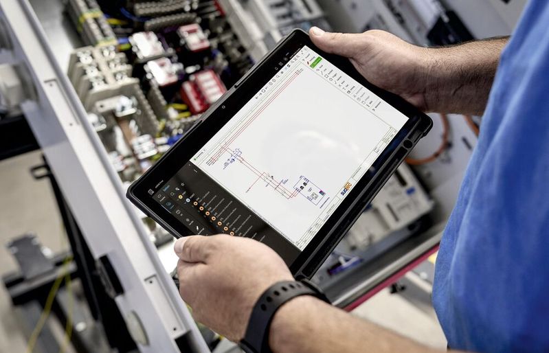 PV-Anlage auf dem Dach und virtuell auf dem Tablet: Der Anlagenbauer Suatec ermöglichte dies mit Rittal ePocket für ein Projekt mit dem Energieexperten EHA für die Rewe Group. (Bild:  Rittal)