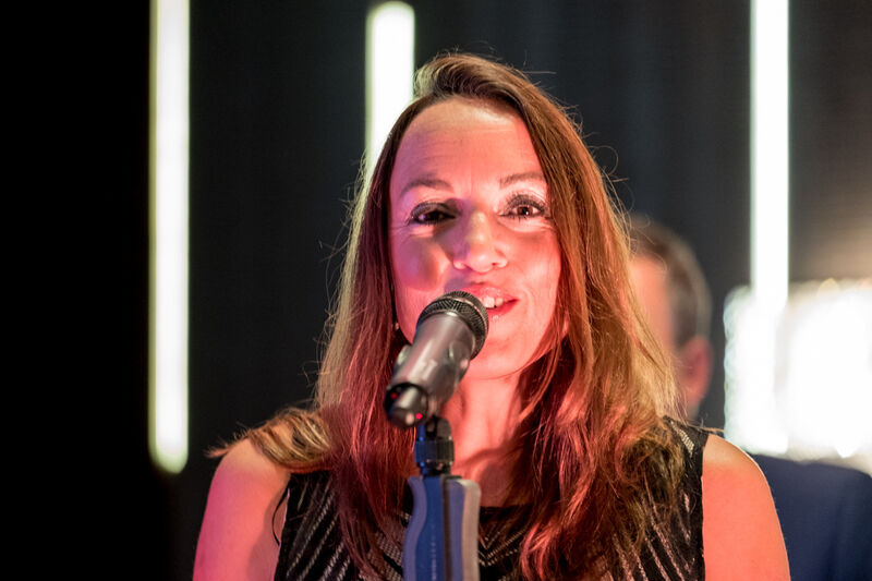 Sängerin Maggie Jane sorgte mit coolem, soften Nightclubbing Sound für den stimmungsvollen Hintergrund während des ausgezeichneten 3-Gänge-Menüs.  (Christian Müller/Vogel IT-Medien GmbH)