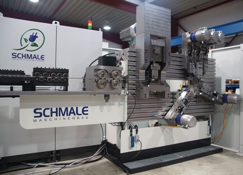 Die Maschine des Typs X2000NC war die erste vollständig servoelektrisch Umformanlage von Schmale Maschinenbau. (Bild: Schmale Maschinenbau)