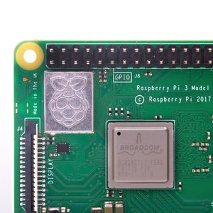 Raspberry Pi 3B+: Rspberry Pi kommt erstmals mit Kühlkörper für den SoC. Zudem ist die Wireless-Schaltung  unter einem Metallschirm eingekapselt und mit dem Raspberry-Pi-Logo versehen. So konnte die Raspberry Pi Foundation das gesamte Board als ein Funkmodul gemäß den FCC-Regeln zertifizieren.(Bild:  Raspberrypi.org)