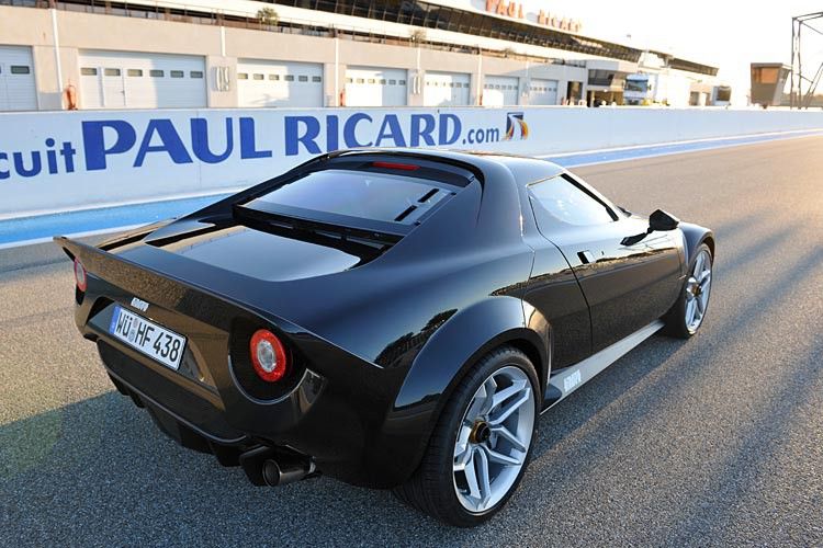 Der Sportwagen wurde im Jahr 2008 bei Pininfarina in Turin montiert, basiert auf dem Ferari 430 Scuderia und verfügt über ein Aluminium-Chassis mit einem Überrollkäfig aus Stahl. Die um 33 Zentimeter verkürzte Karosserie und das Interieur bestehen vollständig aus Kohlefasermaterial. Die Karosserieteile der Außenhaut ... (Foto: New Stratos GbR)