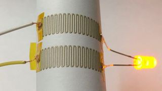 Trotz reduziertem Silberanteil ist der neu entwickelte Klebstoff elektrisch leitfähig. Er kann gebogen, gefaltet und sogar verdreht werden. (Bild: KIT)