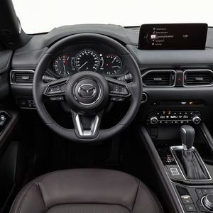 Im Innenraum fällt das größere Zentraldisplay auf, welches den steigenden Anforderungen auf dem Sektor Infotainment damit besser gerecht wird.(Bild:  Mazda)