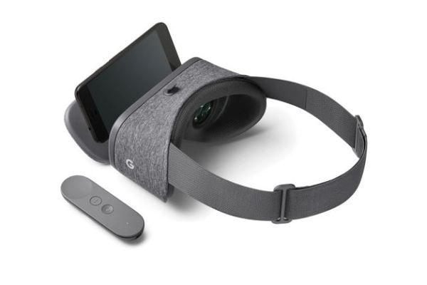 VR-Headset mit Bewegungssteuerung Daydream View: Mit Daydream View lassen sich virtuelle Welten hautnah erleben, indem einfach ein kompatibles Smartphone in die Halterung gesteckt wird. Das haltbare Gerät besteht aus atmungsaktivem Gewebe und passt auch über die meisten Brillen. Es ist leicht und verzichtet weitgehend auf die Verwendung von Kunststoffteilen. Das Gesichtspad sitzt formschlüssig auf. Es kann von Hand gewaschen werden, sodass es aus hygienischer Sicht unproblematisch ist, es auch anderen Personen zu überlassen, Hersteller Google, Mountain View, USA.  (Bild: Red Dot / Google)