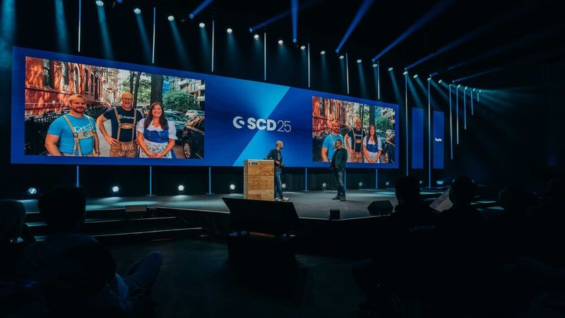 Die Shopware Co-CEOs Sebastian und Stefan Hamann bei der Live-Schalte zum Shoptoberfest in New York. (Bild: Shopware)