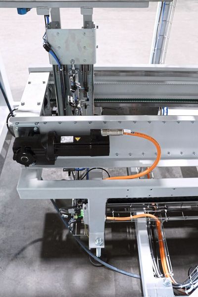 Alle MOVI-C-Komponenten sind mit einem einzelnen Hybridkabel verbunden, das sie mit Leistung versorgt und alle Daten überträgt.  (Bild: SEW-Eurodrive)