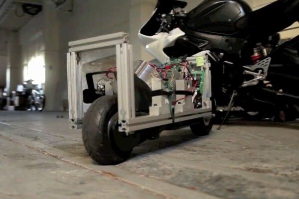 Auch feste Tritten von der Seite gleichen die beiden Gyros aus (Lit Motors)