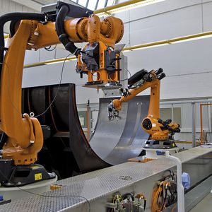 Ein lasertrackergestütztes System kontrolliert die Präzision von Roboterbahnen und regelt bei Bedarf die Ablegegenauigkeit nach.