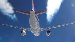 Bei gemeinsamen Flugversuchen 2018 haben DLR und NASA  nachgewiesen, dass nachhaltige Kraftstoffe in den Abgasen weniger Eiskristalle in Kondensstreifen zur Folge haben. (DLR)