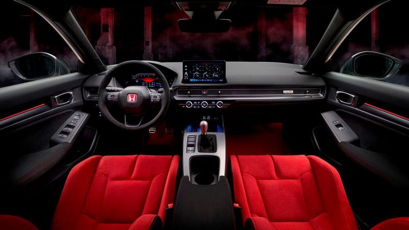 Der Fahrer sitzt auf den Sportsitzen tiefer als beim Vorgänger und soll durch die niedrigere Motorhaube eine bessere Sicht nach vorne haben. (Bild: Honda)