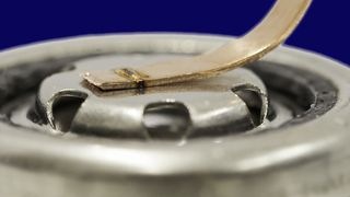 Das Fraunhofer-Institut für Lasertechnik ILT sorgt dafür, dass künftig E-Autos und PowerTools nicht der Strom ausgeht: Die Aachener Wissenschaftler brachten eine Lasertechnologie zur Serienreife, die das Schweißen von temperaturempfindlichen Rundzellen-Batterien ermöglicht. (Bild: Fraunhofer ILT)