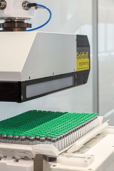 Das Herzstück der Lösung für die Vials bildet ein gezielt für diese Anwendung entwickelter Greifer. (Bild: Yaskawa Europe)