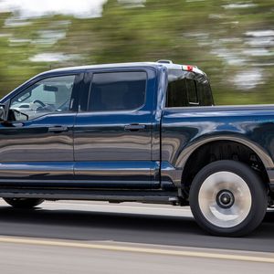Der Lightning sieht bis auf die LED-Inszenierung an Bug und Heck wie jeder andere F-150 aus.(Bild:  Ford)