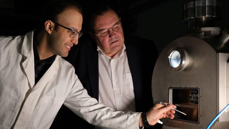 Professor Ralf Busch (rechts) und sein Team wollen Elektromotoren durch metallisches Glas energieeffizienter machen. Die Arbeitsgruppe entwickelte neue Legierungen, die alle Bedingungen erfüllen, um Motorkomponenten vollständig glasartig zu drucken. Doktorand Amirhossein Ghavimi (links) forschte mit an den neuen Legierungen.(Bild:  Gerhild Sieber/UdS)