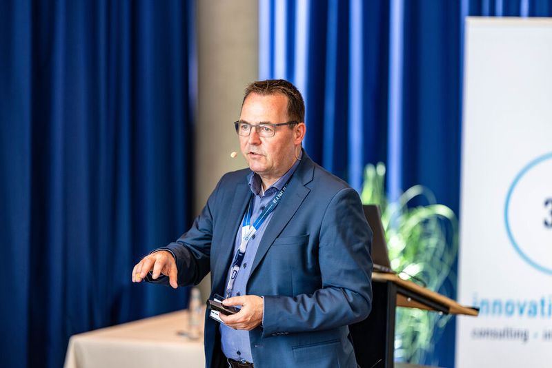 Vortrag Extreme Networks: Olaf Hagemann (Director of Systems Engineering DACH – Extreme Networks) beleuchtete in seinem Vortrag die Fabric Technologie sowie aktuellen Themen wie „ZTNA & Cloud based NAC“ / „WiFi-7“ und „Automation“ (Bild: Dierck Group)