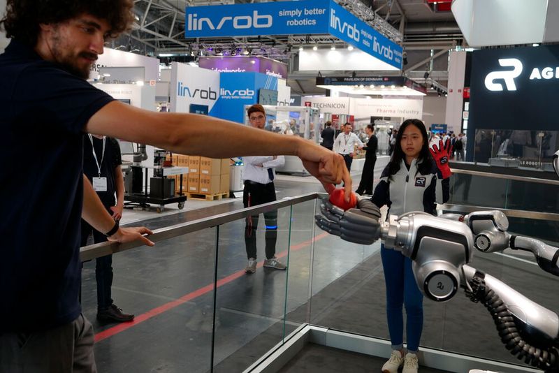 Agile Robots hat eine direkte Robotersteuerung entwickelt. Mithilfe von zwei Handschuhen kann die Roboterhand gesteuert, geöffnet oder geschlossen werden. Dies funktioniert auch als Interaktion mit einem Menschen.  (Bild: Sandro Kipar)