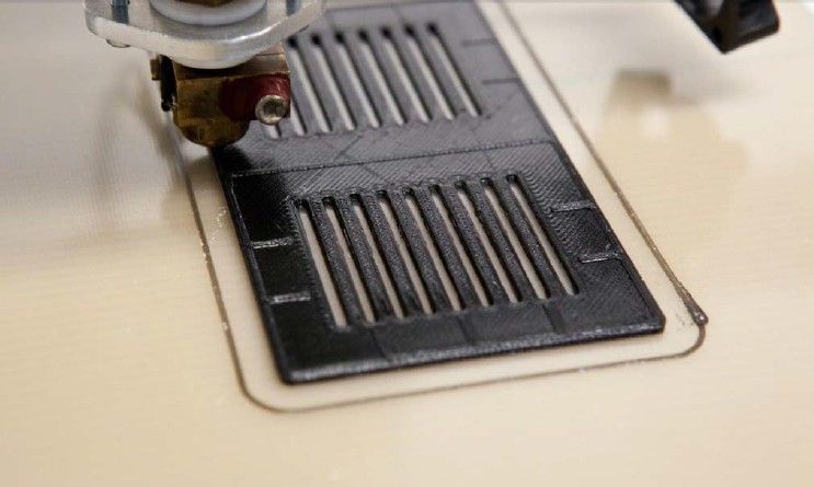 Der 3D-Drucker Velleman K8200 im Aufbau: Der Drucker in Aktion (Bild: Velleman nv)