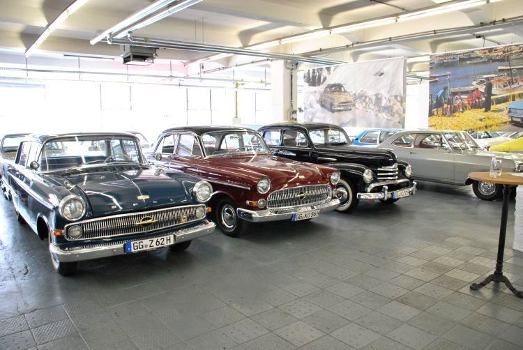 Wie lange die Geschichte der Marke Opel zurückreicht und wie facettenreich sie ist, führt die Classic-Werkstatt dem Besucher eindrucksvoll vor Augen. Beachtenswert: Viele Fahrzeuge tragen ein Kennzeichen, werden bei Veranstaltungen also regelmäßig bewegt. (Dominsky)