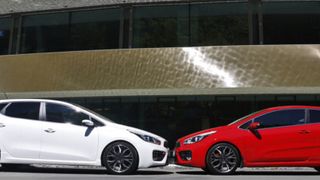 Die koreanische Marke Kia will mehr als nur grundsolide zu sein. Deshalb präsentiert sie nun zwei sportliche Ableger des Kompaktmodells Ceed. (Foto: Kia)