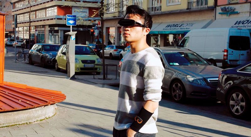 Die 3D-Brille unterstützt mit Hilfe von 3D-Echtzeit-Technologie Sehbehinderte im Alltag. (Framos)