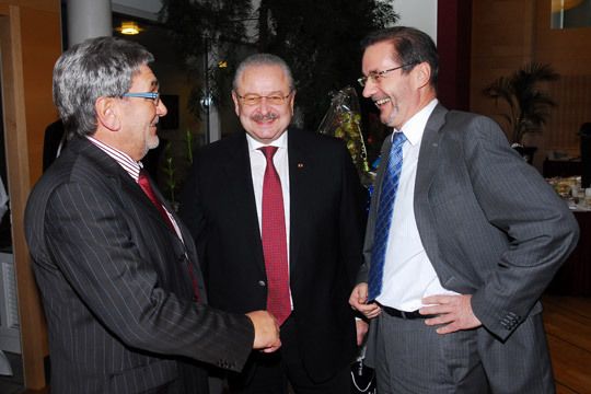 Ansteckend gute Laune: Hans Peter Lange, Jürgen Karpinski und Ministerpräsident Platzeck (v.li.). (Archiv: Vogel Business Media)