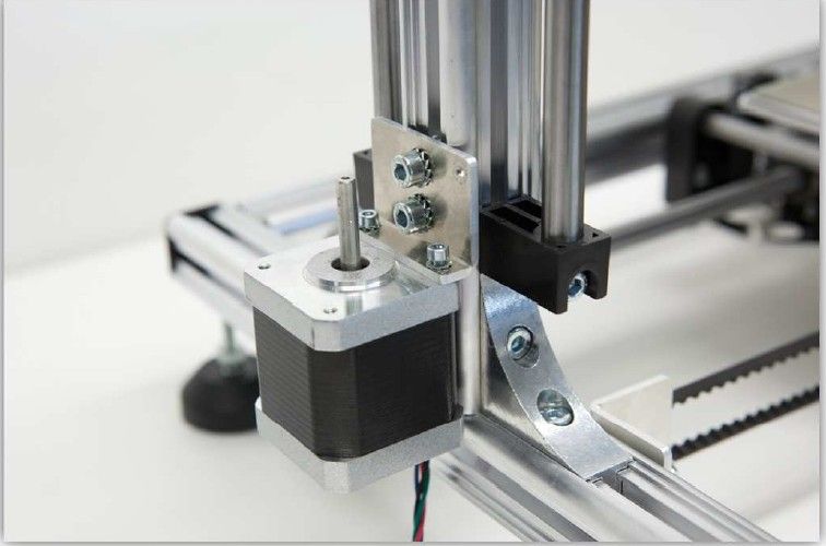 Der 3D-Drucker Velleman K8200 im Aufbau: Der Motor wird an der Halterung befestigt (Bild: Velleman nv)