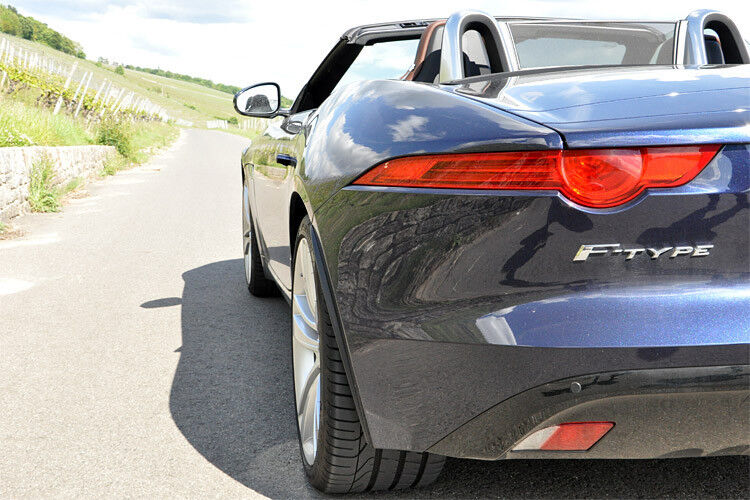 Den Verbrauch beziffert Jaguar mit kombinierten (innerorts und außerorts) 9,1 Litern pro 100 Kilometer. Das ist vermutlich mit sehr zurückhaltender, bedächtiger Fahrweise möglich. Aber mal ehrlich ... !? (Thomas Günnel)