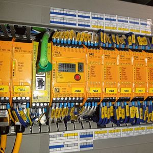 Die Kleinsteuerung steuert alle Sicherheitsfunktionen, wobei auf dem beleuchteten Display bei Bedarf auch Statusanzeigen abgerufen werden können.